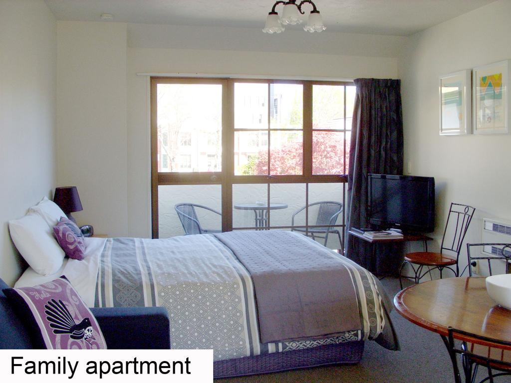Tudor Court Motel Christchurch Bagian luar foto