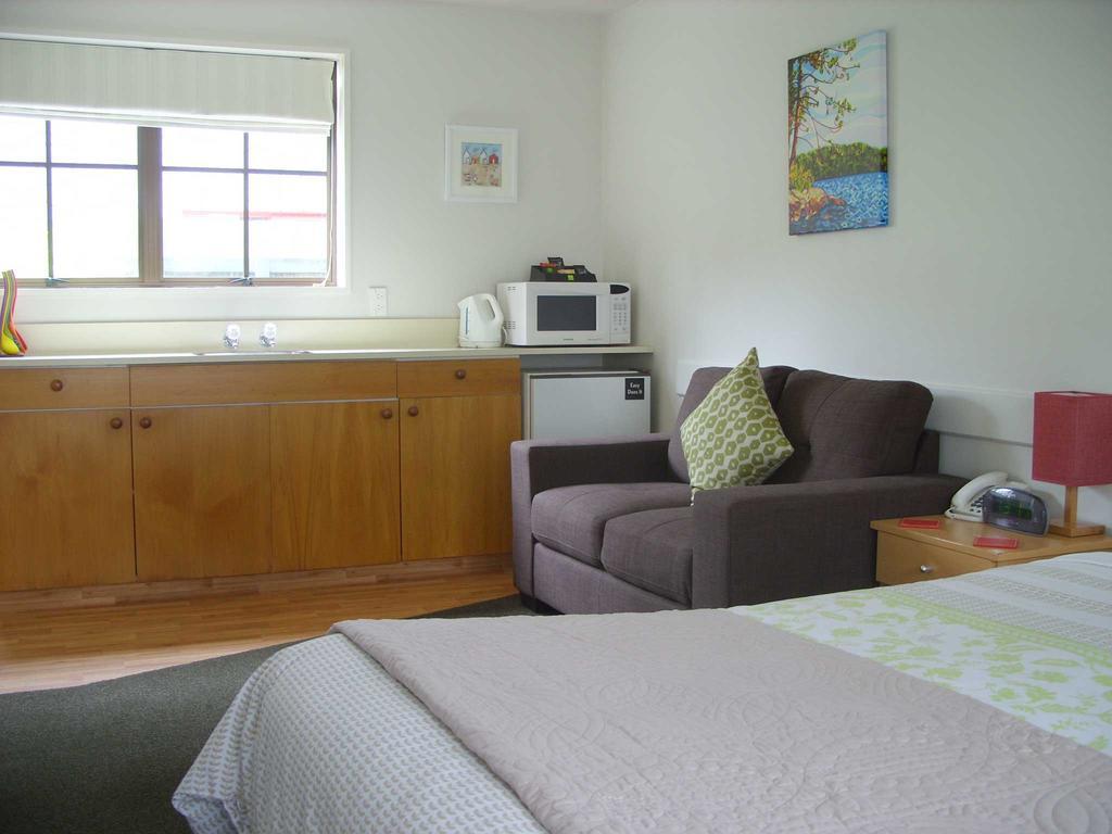 Tudor Court Motel Christchurch Bagian luar foto