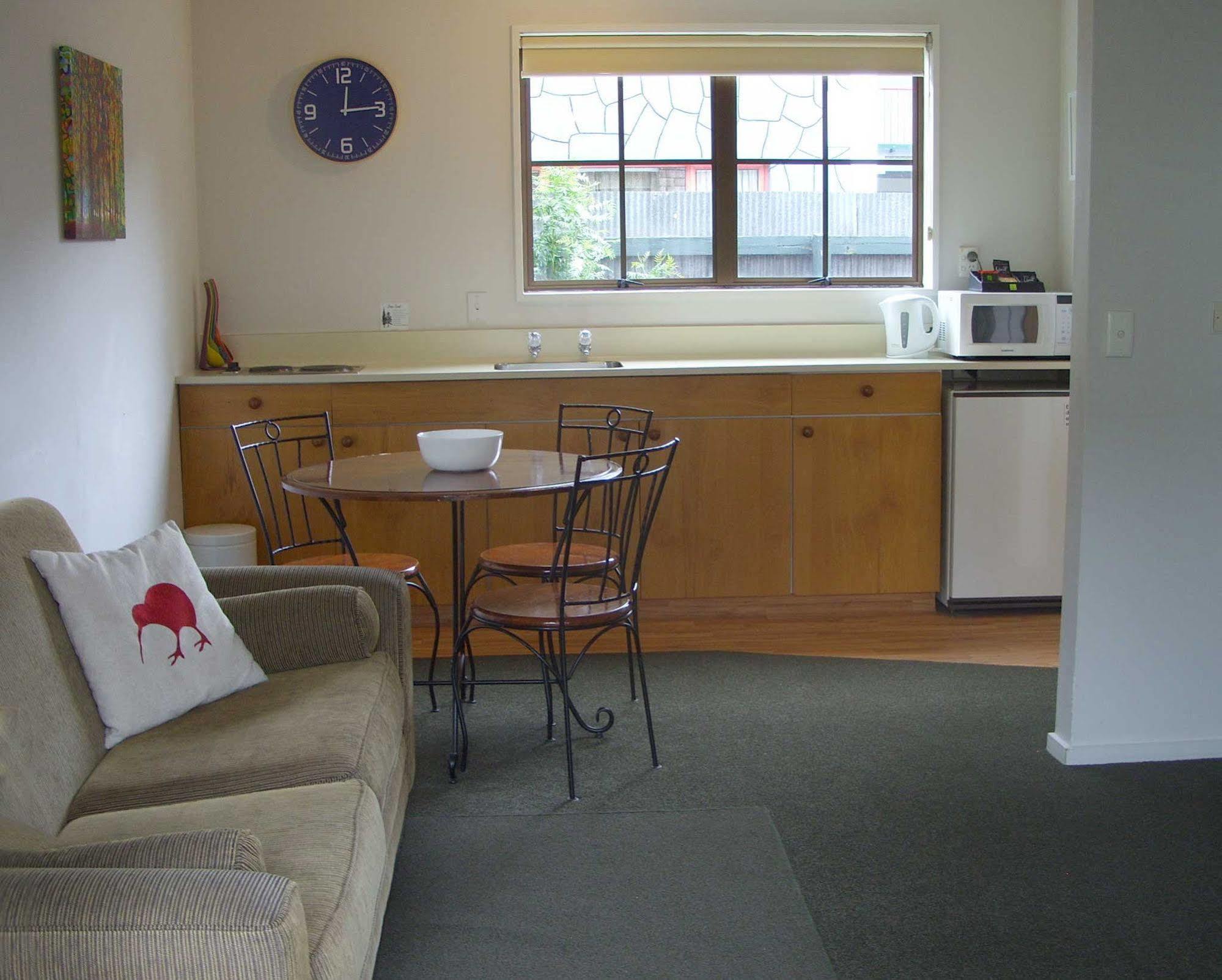 Tudor Court Motel Christchurch Bagian luar foto
