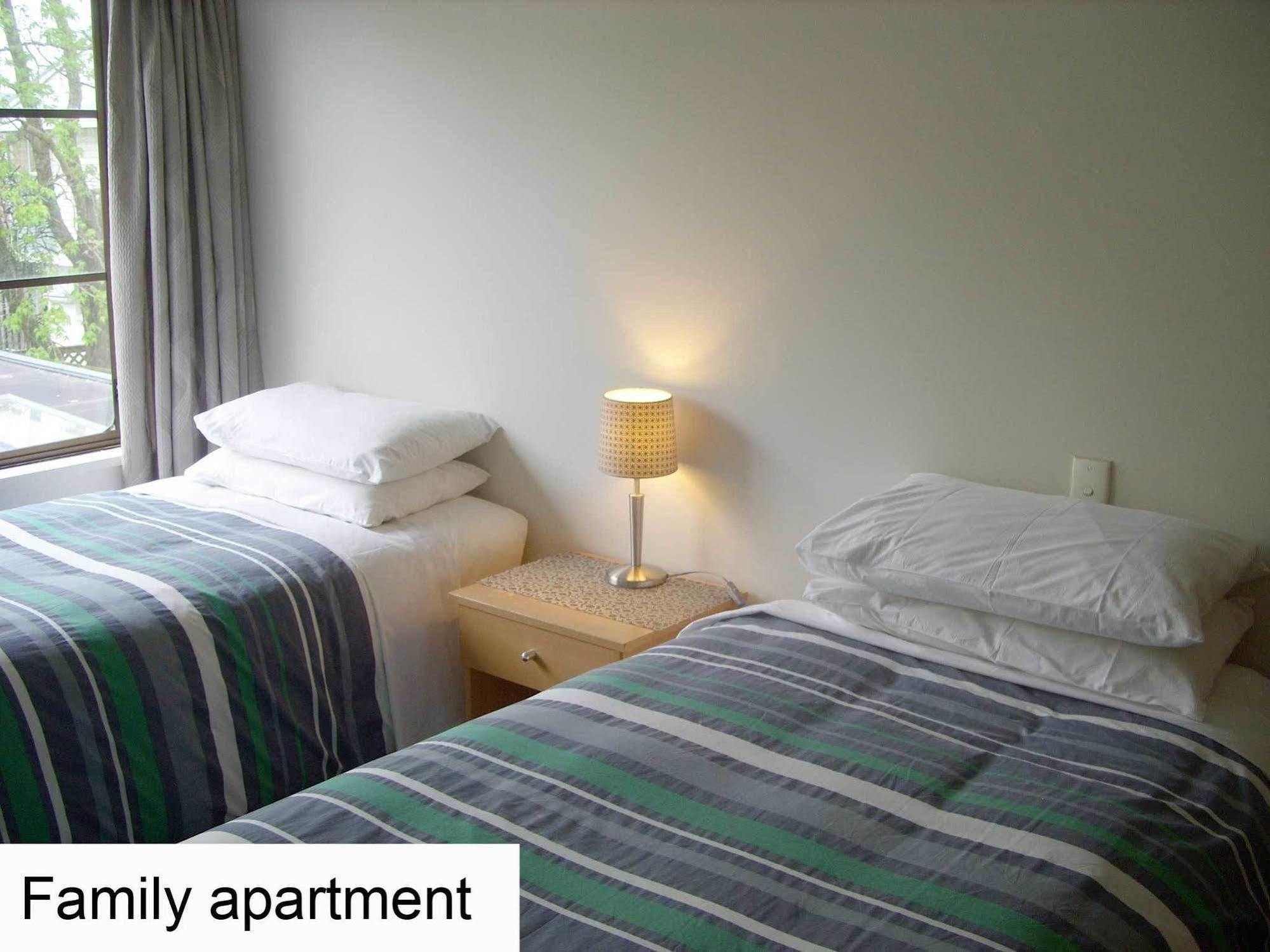 Tudor Court Motel Christchurch Bagian luar foto