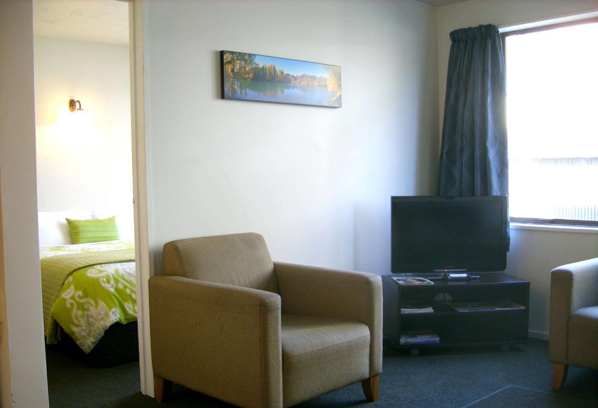 Tudor Court Motel Christchurch Bagian luar foto