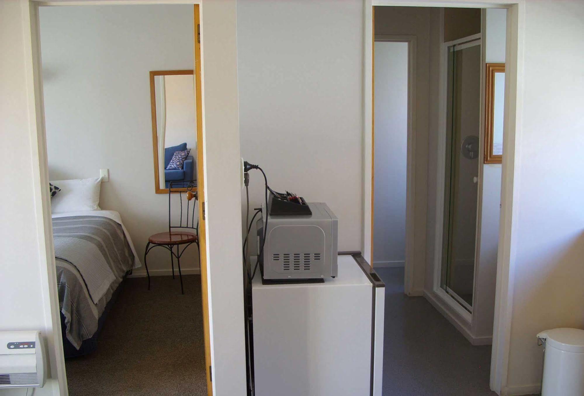 Tudor Court Motel Christchurch Bagian luar foto