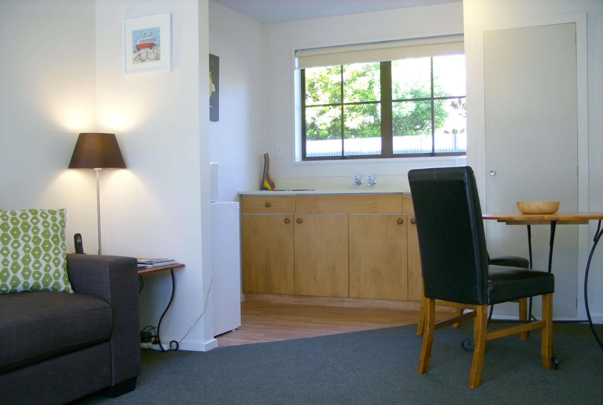 Tudor Court Motel Christchurch Bagian luar foto