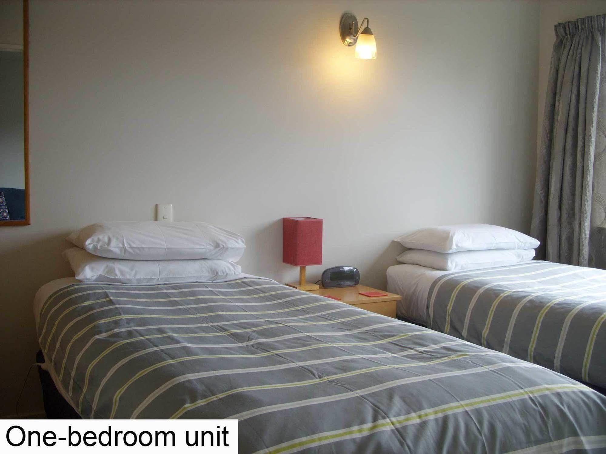 Tudor Court Motel Christchurch Bagian luar foto