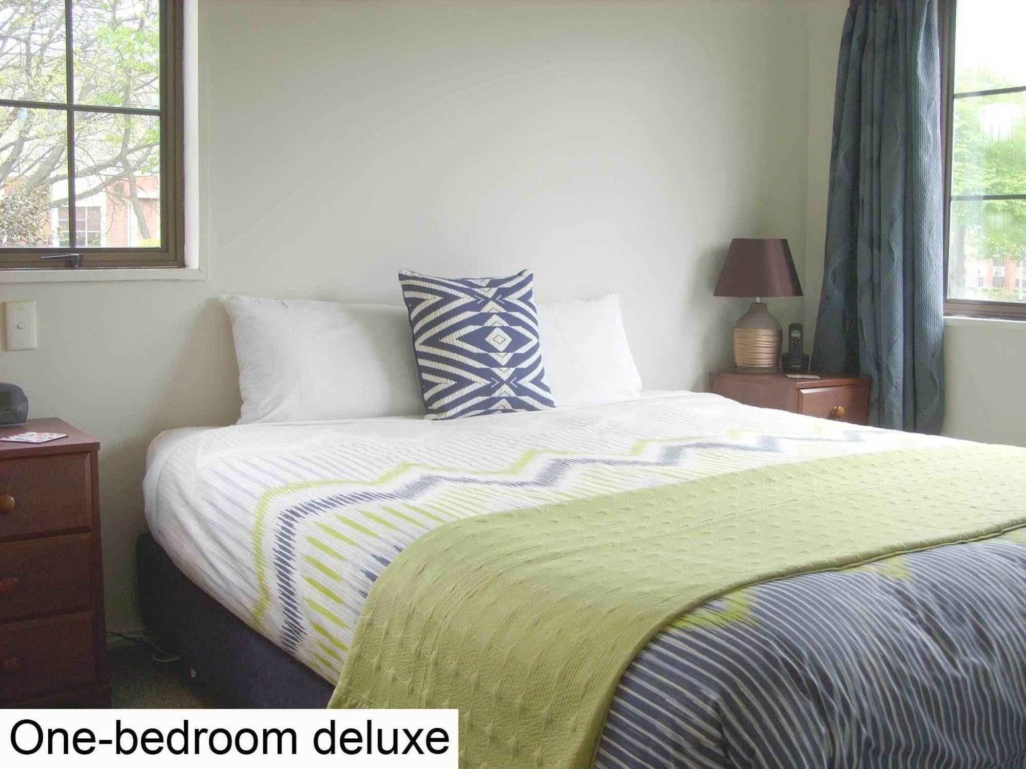 Tudor Court Motel Christchurch Bagian luar foto