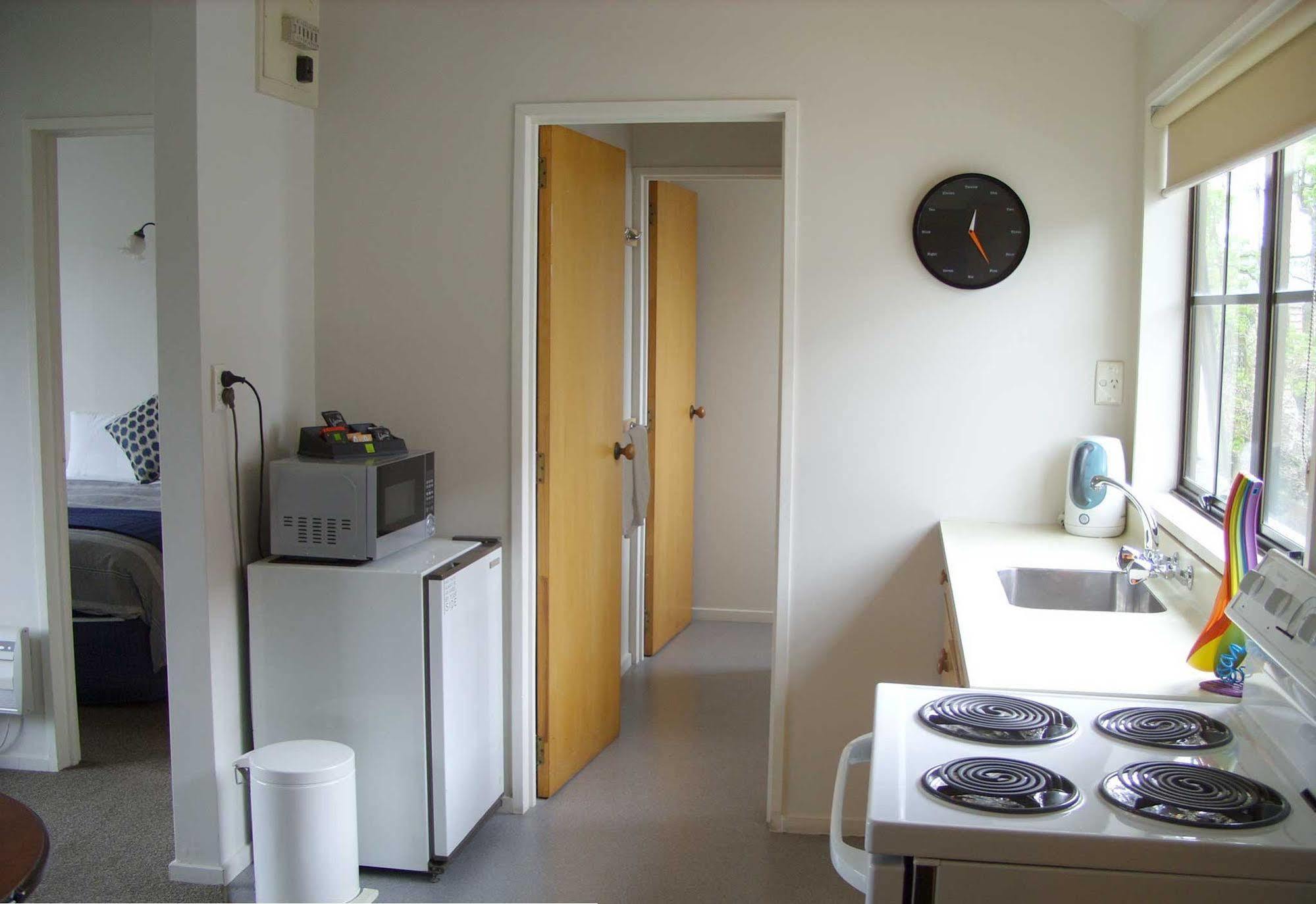 Tudor Court Motel Christchurch Bagian luar foto