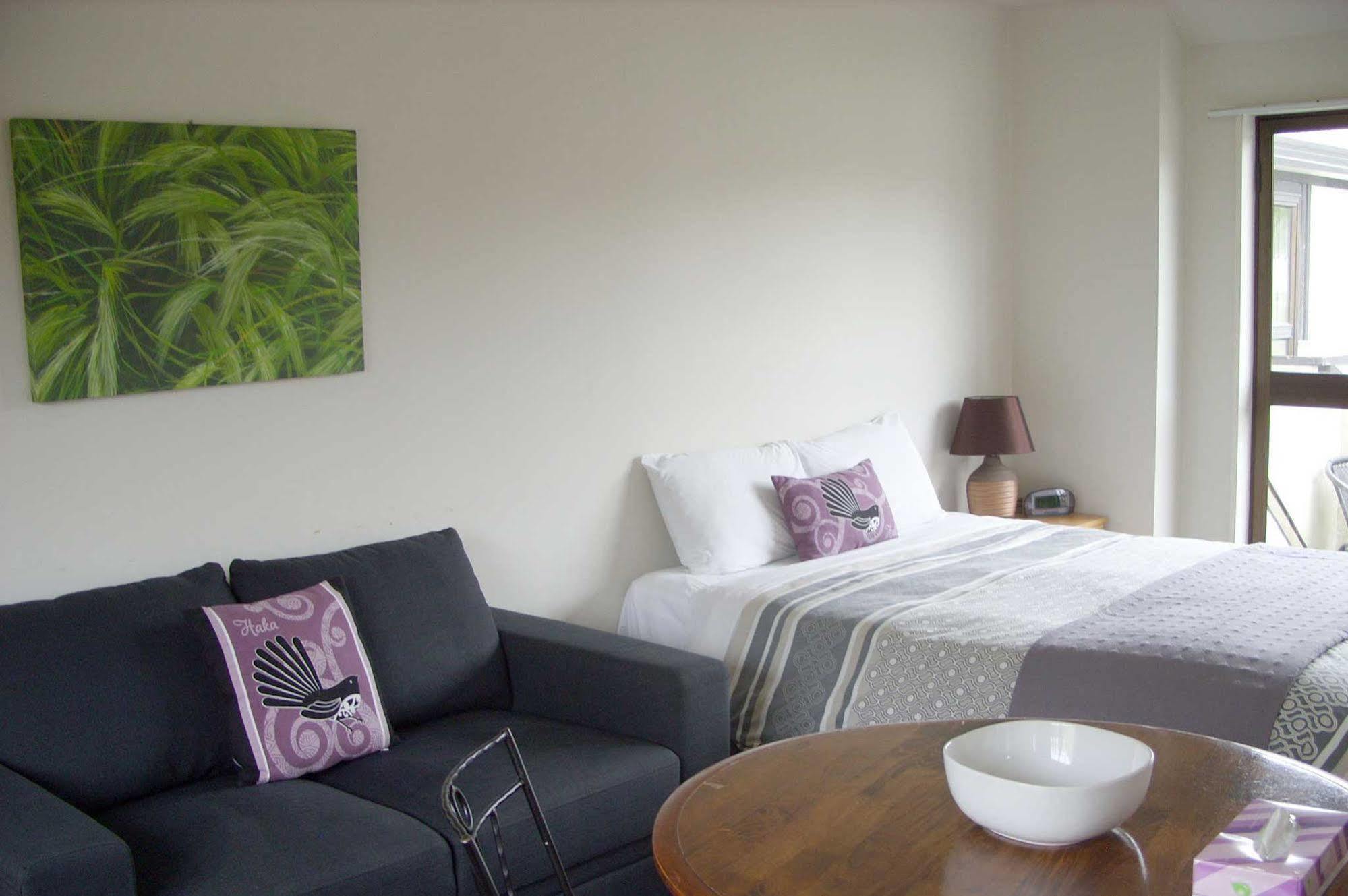 Tudor Court Motel Christchurch Bagian luar foto