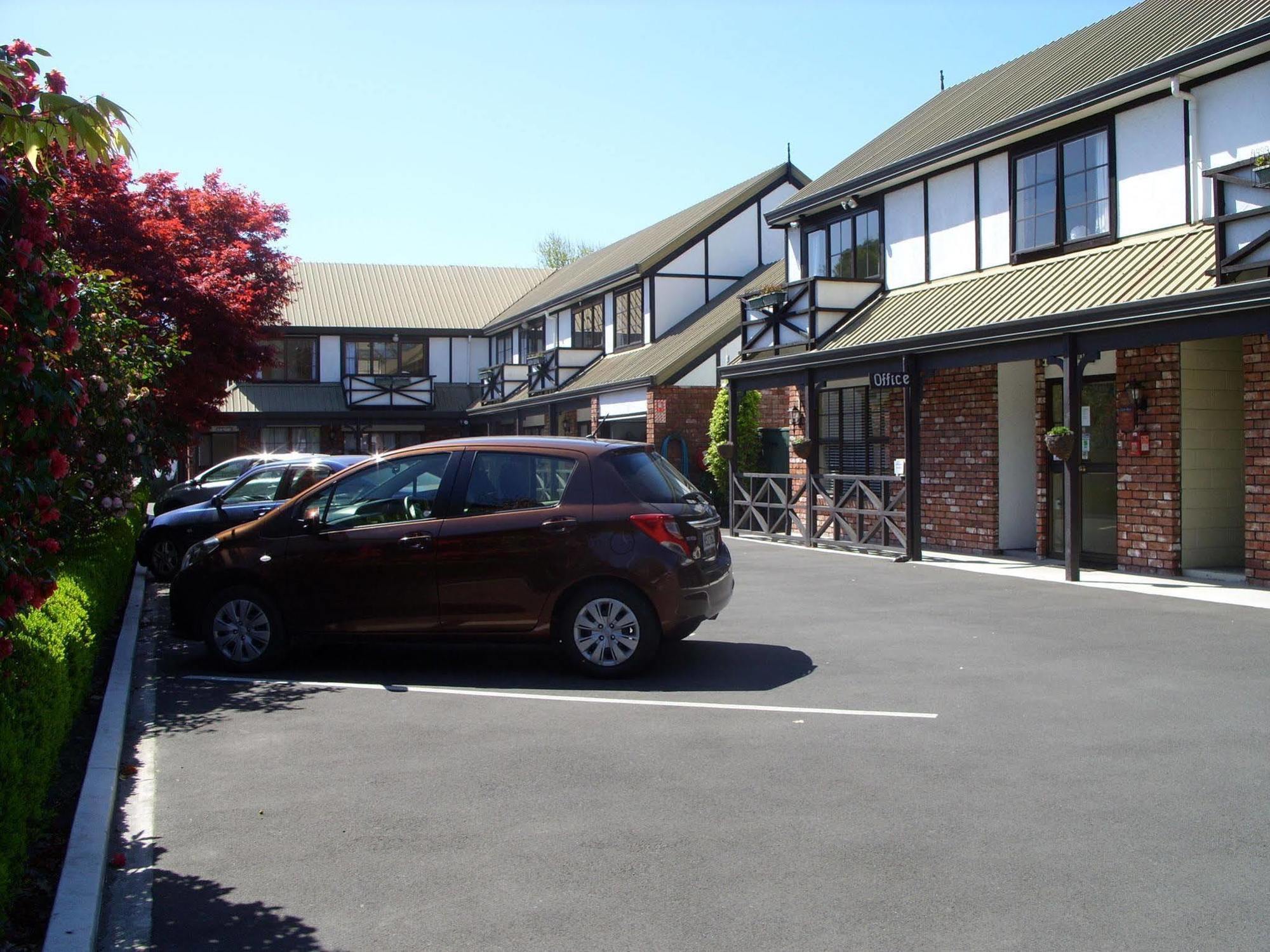 Tudor Court Motel Christchurch Bagian luar foto
