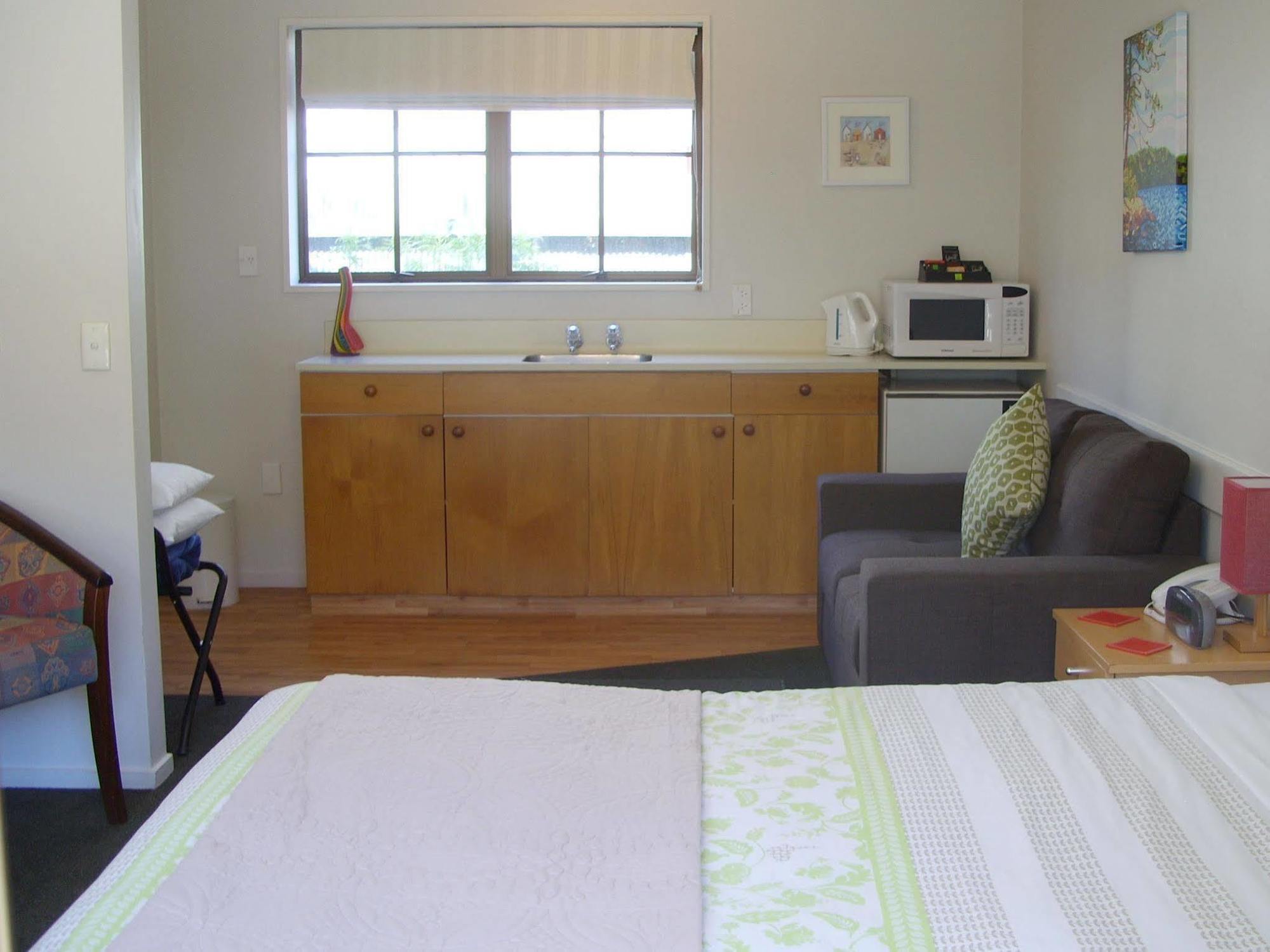 Tudor Court Motel Christchurch Bagian luar foto