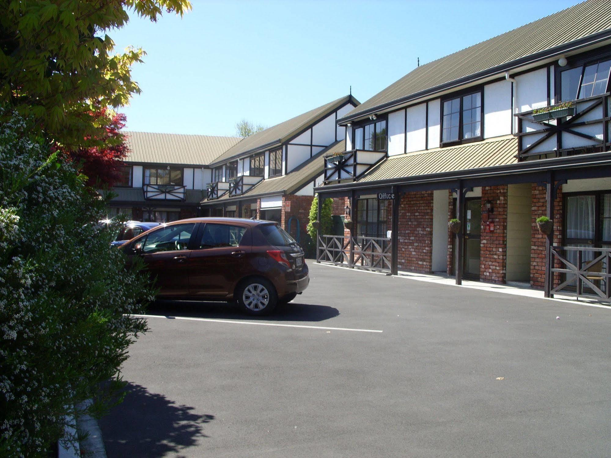 Tudor Court Motel Christchurch Bagian luar foto